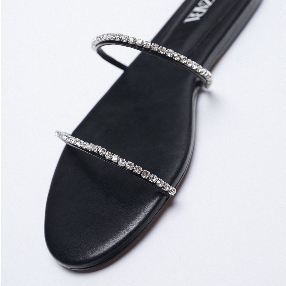 NWT. Zara Black Low Heeled Sandals. Size 8. - Picture 5 of 8